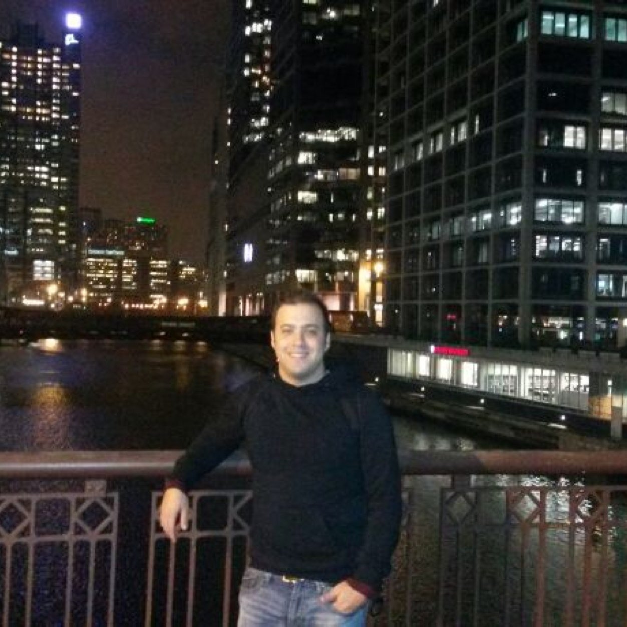 Venezolano en Texas, Lic. Comunicación Social y juventino.