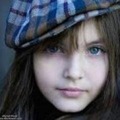 عاشقه للعالمي موجوده في بلد ناقته أغلى من خشتك ☺ عفويه جدا أحب ذكر الله والتفاءل الخاص ملغم خذوا لفه على المفضله ورتوتوا ☺