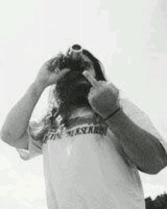 Batería de The Pretty Reckless al que nadie hace caso, pero bueno, mi pelo es más divino que ninguno de ellos. Se llama envidia.