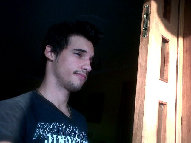 19, Jodedor,Guachafitero y Mente Libre !! asi que me un importa un coño lo mal que pienses de mi Soy maracuchooo !!