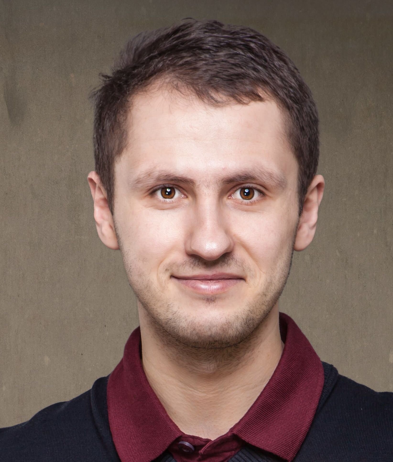 Pasjonat sportu z naciskiem na piłkę nożną.