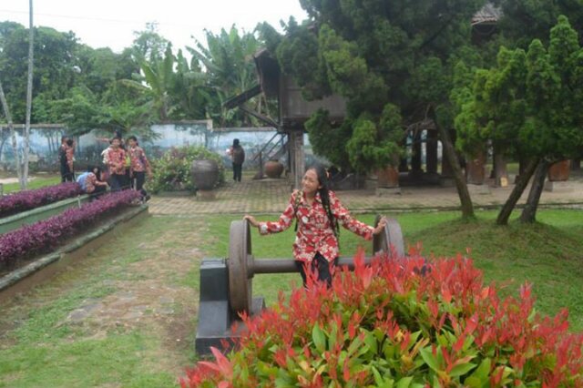 8.12:* | follow dong twitter kwn gue yg ada di header @VinaWaulan
