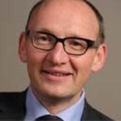 burgemeester van Wevelgem
gehuwd met Isabelle Dekeyzer, plusouder van Emma en Marie
loper, lezer en levensgenieter