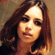 Soy una mujer alegre comprensiva cariñosa soñadora juguetona besucona gritona latosa trabajadora talentosa y mejor conózcanme =)