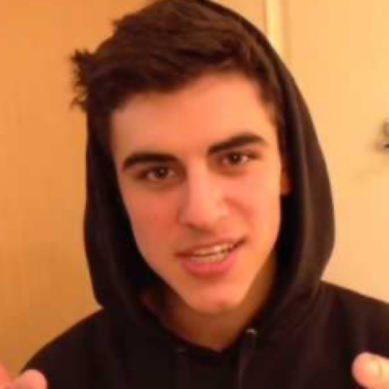 outro dia me perguntaram se eu sabia o que era magcon e eu disse que era a invocação do demônio tá achando o que??!?!?!?!?! quanto menos poser melhor