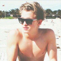 Escribir es un escape de mi vida. Mis idolos los que me hacen sonreir cada día. One Direction - Cody Simpson.