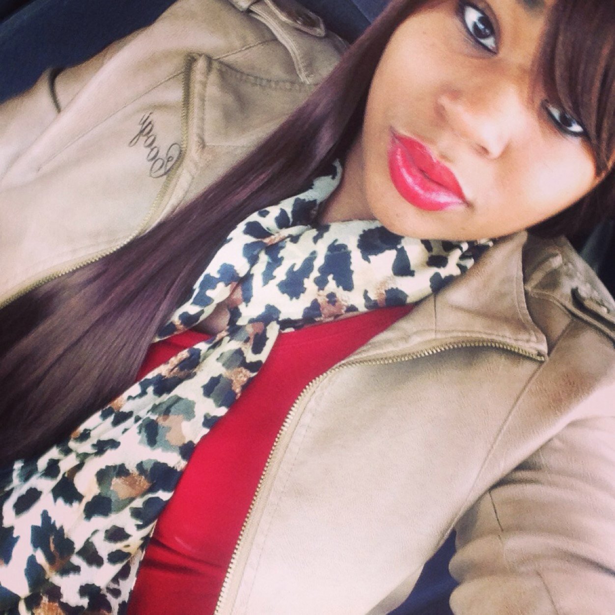 im 23 nd im 4'11 nd a half, im lite skin also mixed black nd spanish. i luv 2 read, play video games, chill nd party.