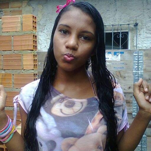 Preguisoza espontanea divertida amiga verdadeira eo q dizem d min' :) eeba so kero ser feliz =D bjnhs dd eol :)
