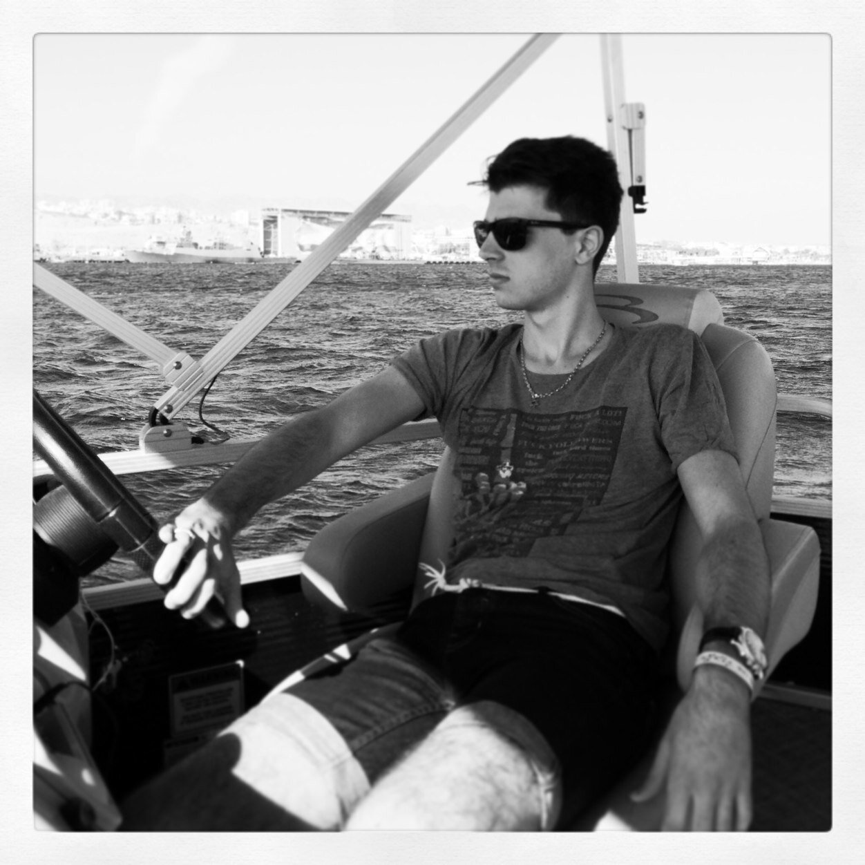 GaryAssuied's profile picture. Tu ne sais jamais à quel point tu es fort jusqu'au jour où être fort reste la seule option
Insta : gary_asd