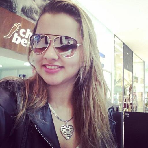 Taís Kraemer, 21 anos, Virginiana, São Paulina, chata, Perfeccionista, Carinhosa e mt feliz.; Todos temos algo na vida pelo qual vale a pena lutar.