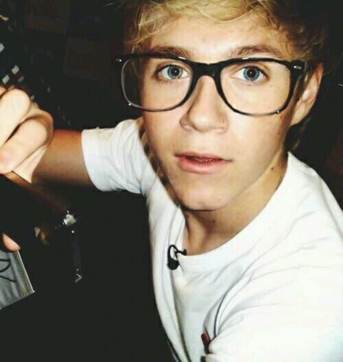this is a free follow from @niallshighjumps follow her and ask her for a follow back .x