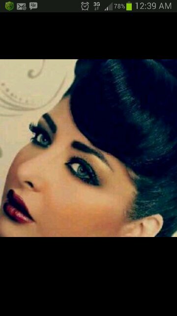 إذا طعــنك أحد بخناجر لسانه . . لا تطعنه بنفس الخناجر ! ما دام بإمكانك قتــــله . بــ ســيف أبتســامتـــك