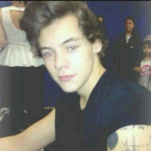 GUYS PLEASE GO FOLLOW @BRAVERYLOUHAZZA AND @ZIAMSCREW THEY WILL FOLLOW YOU BACK I PROMISE :) ILY