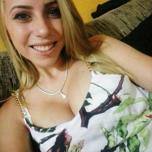 ...Ela gosta do sol, da praia e do mar, da noite insinuosa e o luar...