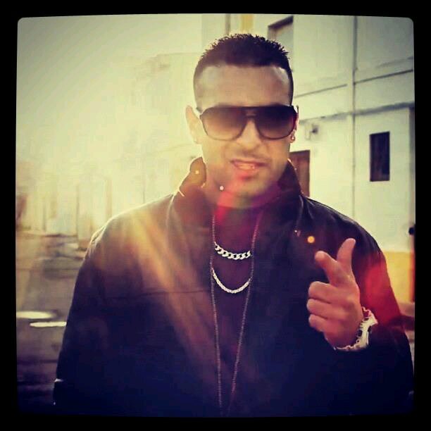 Spotify: @IzioSklero Instagram:@Mbaruzzzo
 Facebook:IzioSklero
