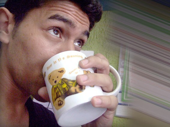 Eu sou o meu sorriso largo, aquele que estampa minha face
e a lagrima que ninguem viu da tristeza que ninguém soube detalhe

EU XD