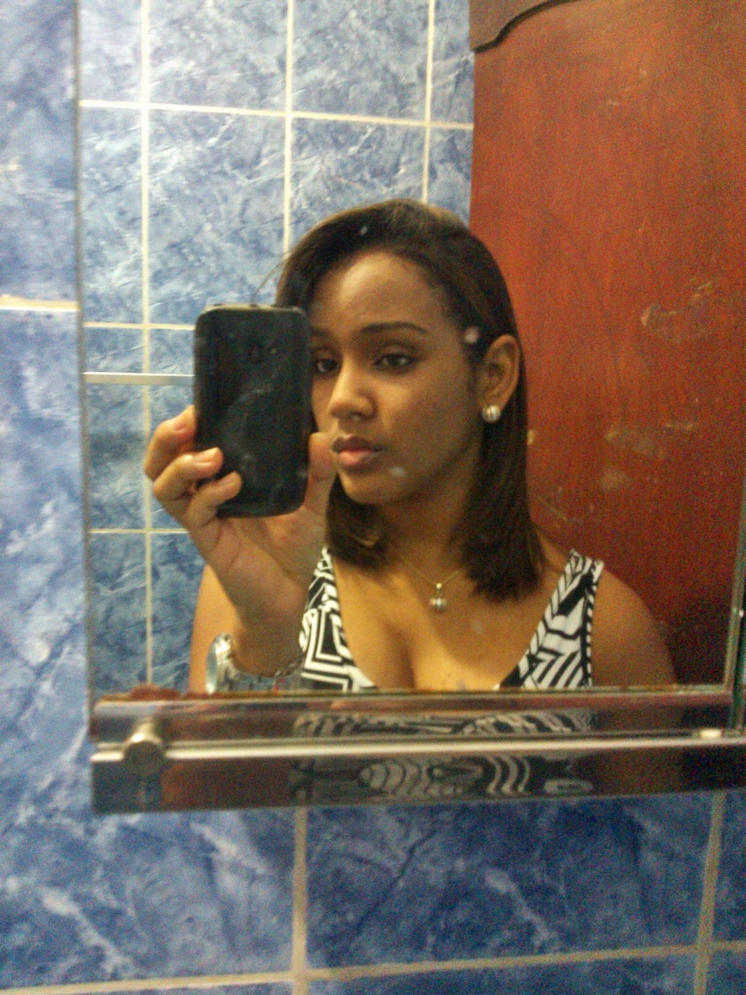 Dedicada, simpática, amistosa, siempre estoy ahí cuando mis allegados necesitan de mi, sencilla ;) 3