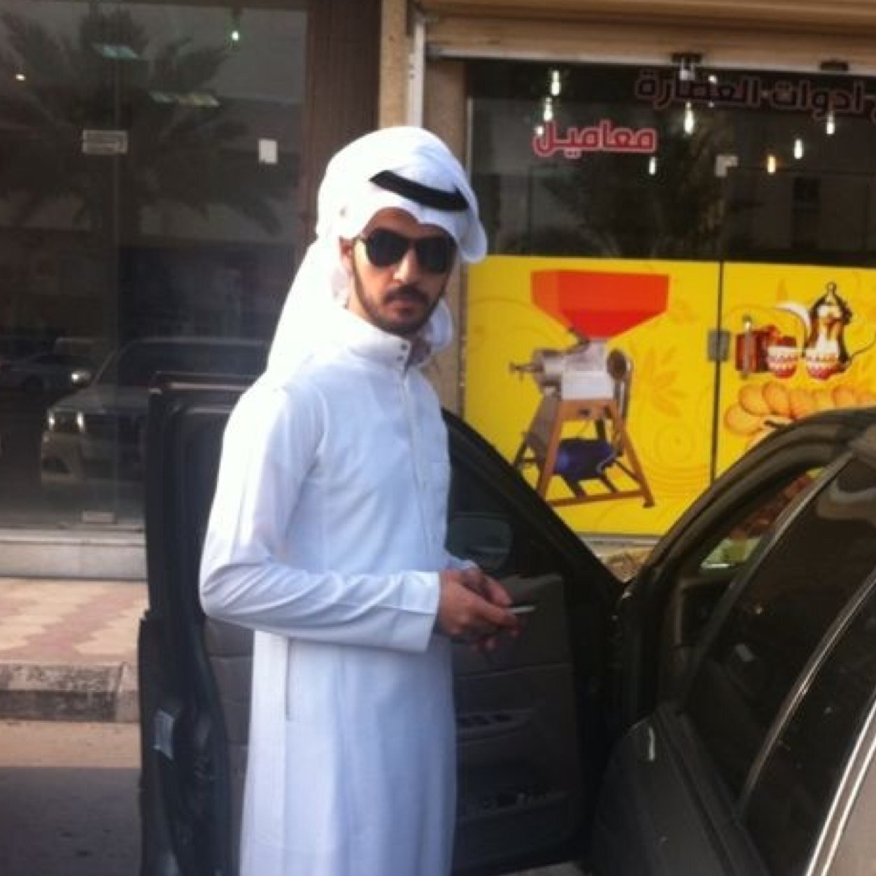 7ED2D986
سجنت قلبي تحت حكم المقادير 
وطلبتني حق الوصاه وعطيتك 
ليتك رحلت وقلت اشوفك على خير 
يمكن. تحملت الفراق. ونسيتك.