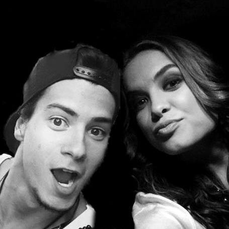 AlineKemelys's profile picture. Fã é sentir a energia que cerca de seu ídolo, é absolvê-la como alimento para o coração. 
ser fã é amar alguém que talvez nem saiba da sua existência