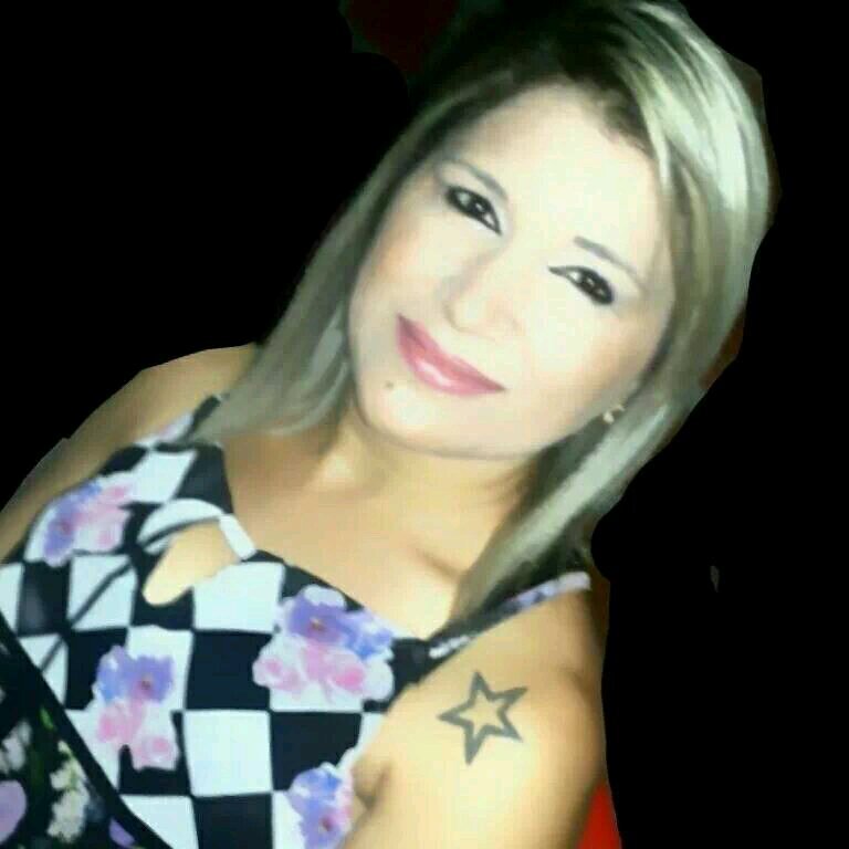 Morena,baixa,magra.Gosto de aprender coisas novas e fazer novas amizades.Minha família,a base de tudo.