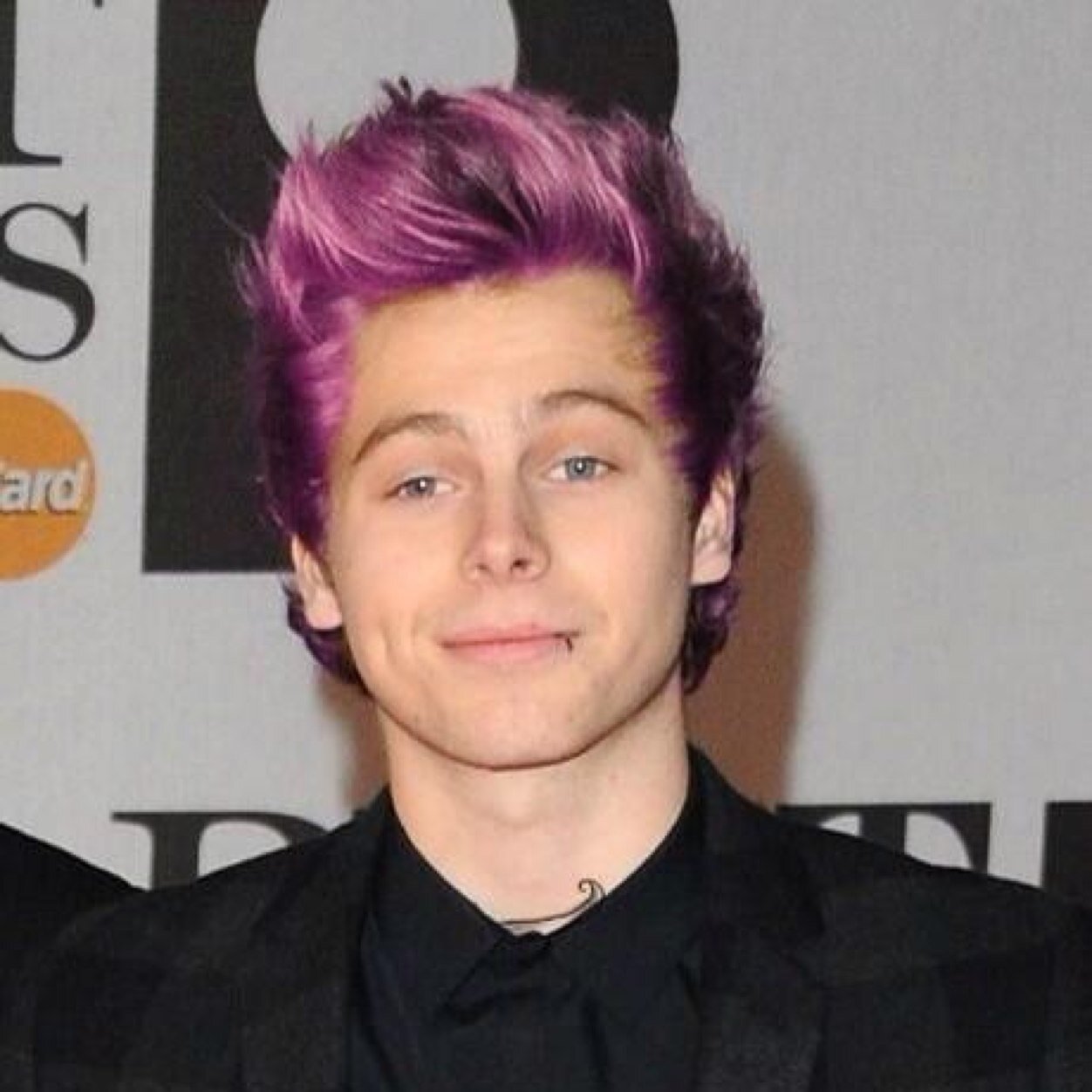 In love with LUKE HEMMINGS 
loves 1D, 5SOS, Little mix, The janoskians, WWE, hanging with my BFFs or watching movies with my siblings