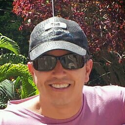 Irreverente, directo, esposo y papá.