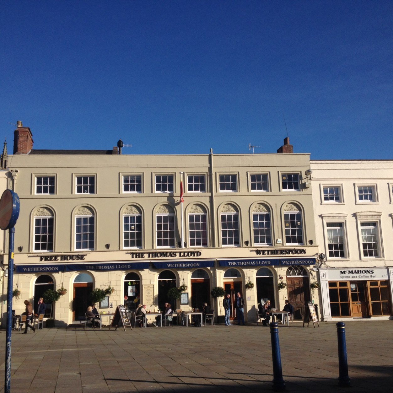 The Thomas Lloyd is a JD Wetherspoon located in the Market Square in Warwick. We serve great food from 8am-11pm and everyone is welcome.