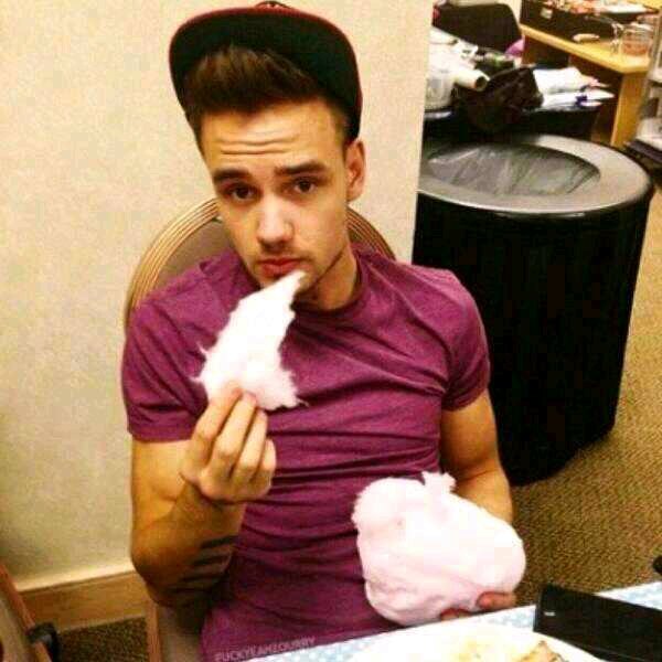 hey I am liam I  am funny sweet kind loves soccer and sing rp single bi