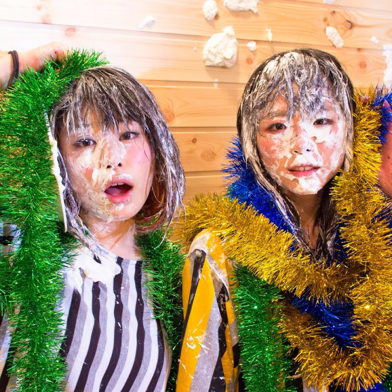 マイクロコズムとは太田美音(おみたお)@omitao、佐藤穂奈美@honami_sの2人による超激烈電撃バンドである！マイクロコズムの最新情報ツイートを見逃すんじゃあないよ！お前たち！刮目せよ！ふはははははは！お問合せ→microcosmofficial@gmail.com