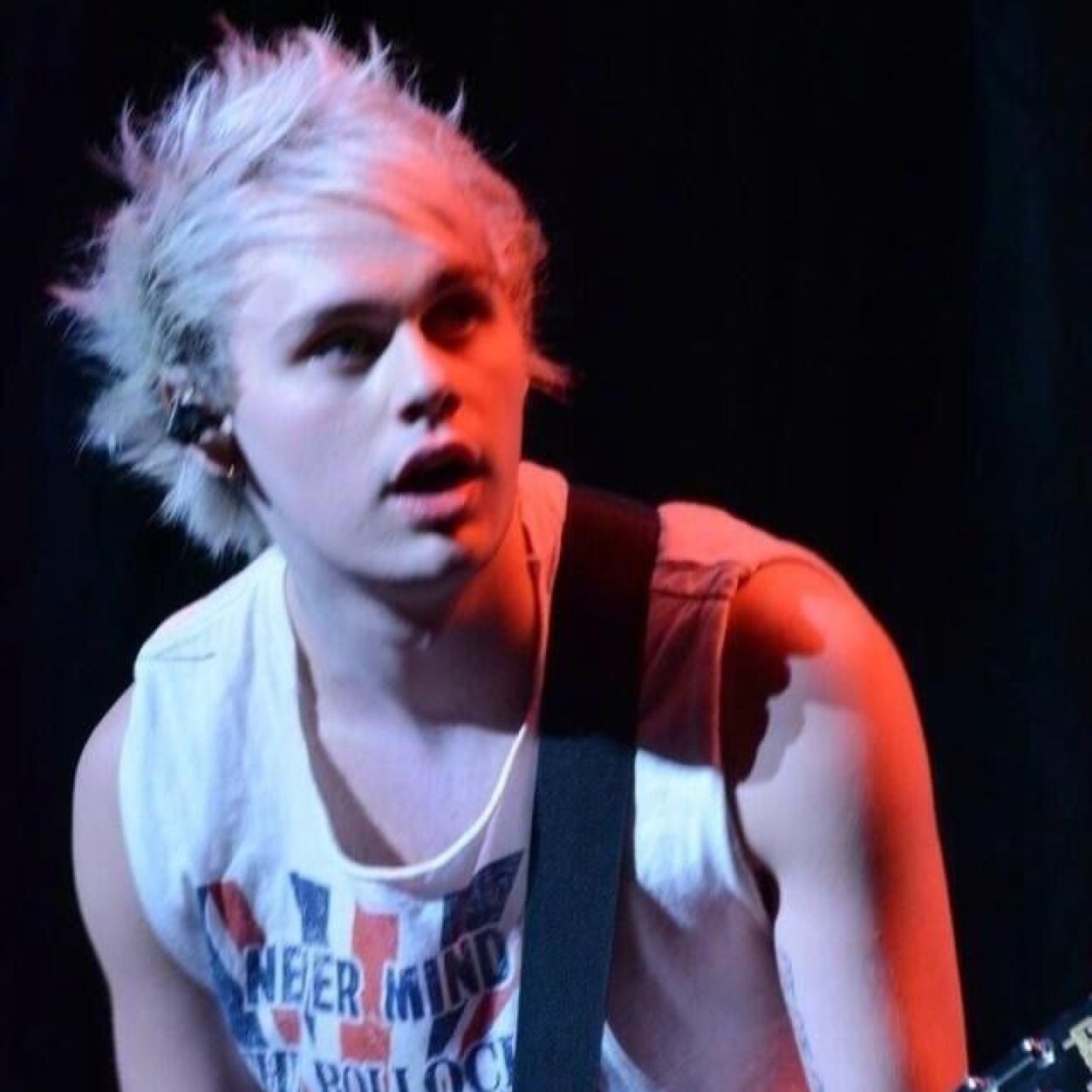 Hey beautiful(; follow @VivalaFandom and justask for a followback !