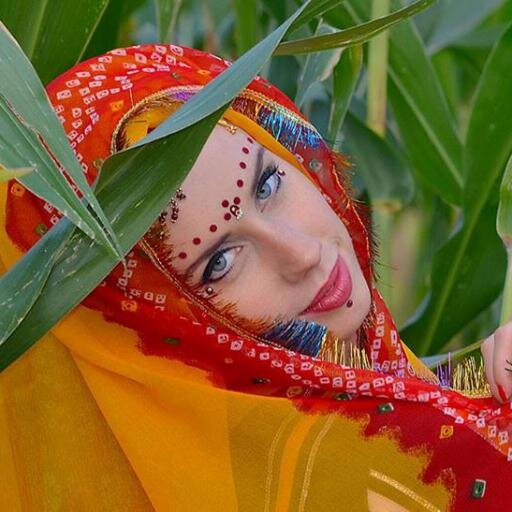Consulente di cosmesi naturale vegan, Insegnante, Danzatrice Bollywood e Gipsy e praticante di Bioenergetica