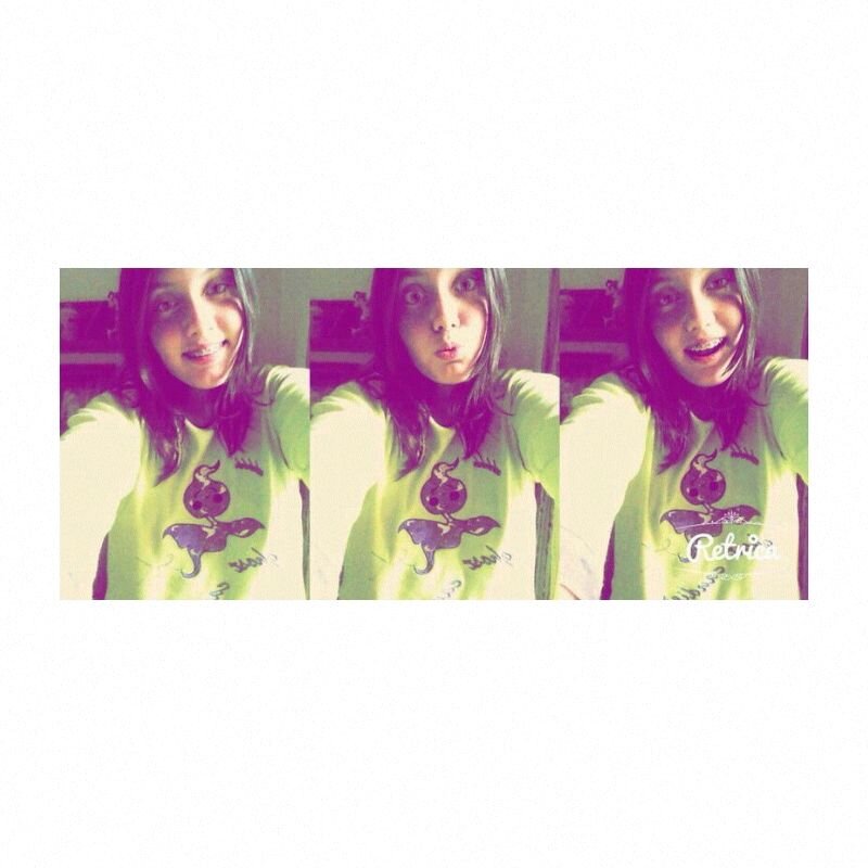 morena,ojos azules,ni bajita ni alta,siempre voy con una sonrisa en la cara y como no,con la mejor amiga del mundo ♥