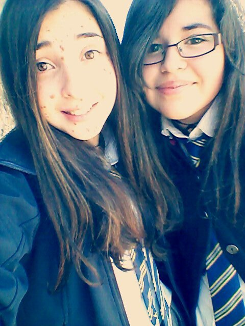 Holii *u* Sigueme y te Sigoo :33 Tengo 13 soy estudiante y eso c: Me Gusta Reflexionar... Asi que basicamente de eso tratan mis tweets *w*