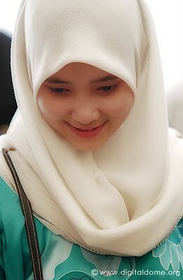 Hidup terus berjalan.Jangan sia-siakan hidupmu utk org yg meninggalkanmu.Nikmati hidup dgn org yg masih setia bersamamu.