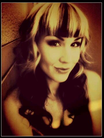 Professional Makeup Artist. Specializing in Photoshoots, Weddings & Formal Events.