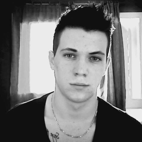 21 ans, Etudiant en Psychologie et Sciences de l'Education,
                                   Vivir sin arrepentimientos - Seize the day