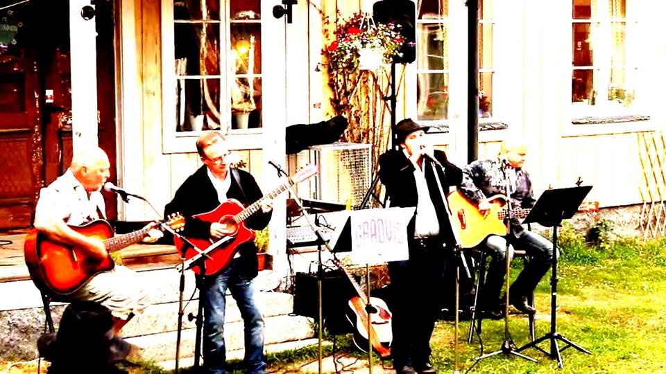 Musikscen i Hälsingland. Sörhoga Lantgård i Forsa. TOBIAS LARSSON med Gästartister.  Mat, Musik, Hälsingemystik, Underhållning, Gårdsbutik, TISDAGAR I JULI!!!!!