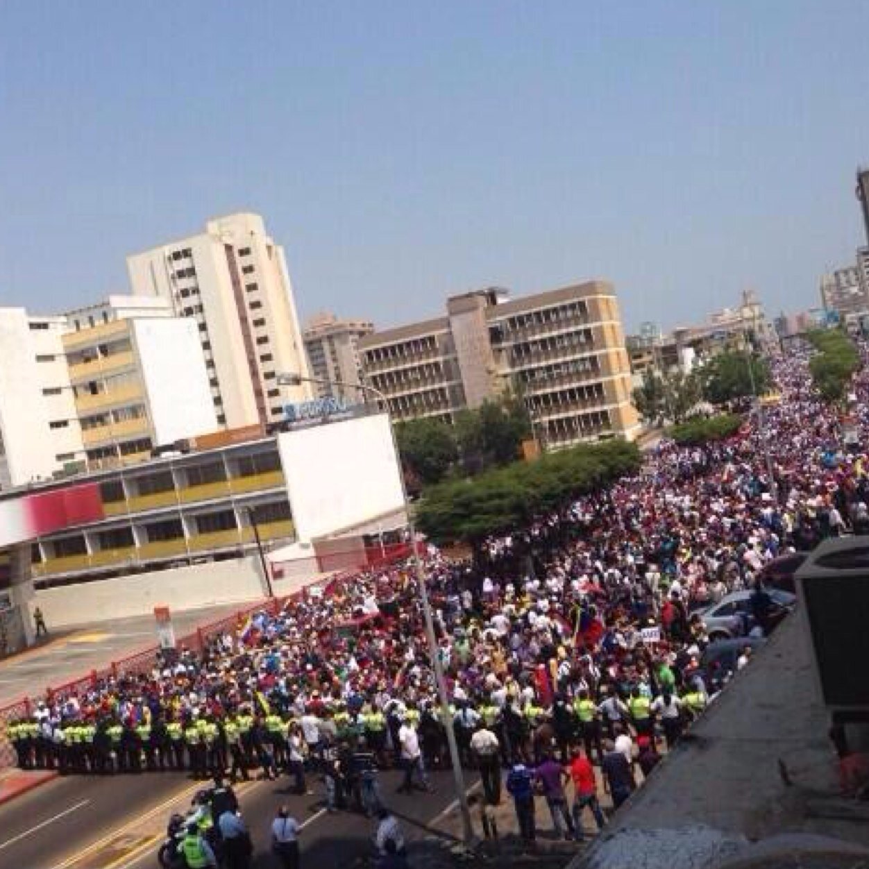 La fuerza del pueblo es inmedible ante cualquier adversidad, eso, señores, es lo que el pueblo esta empezando a conocer. Nada ni nadie dentendrá al pueblo.