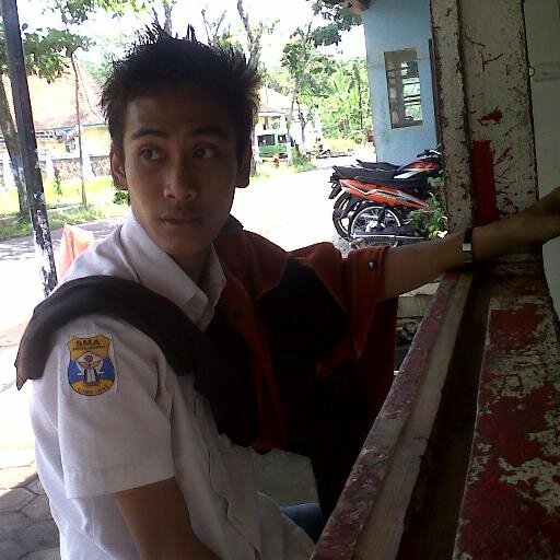 leonwesker@ymail.com    Yen di eleng-eleng manise ora iso ilang - Iso nyawang ora iso nyanding - jauh dimata dekat di hati -