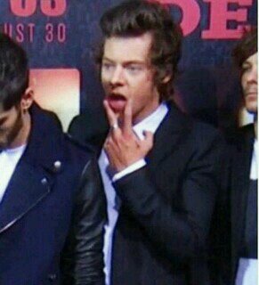 En LaA EsQuiINna FuUmManDoMe UuN PorRo CoN eL @ZaynMalik y El @Louis_Tomlinson
