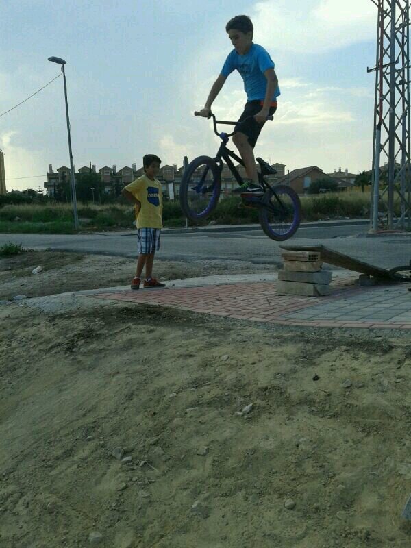 jugador del cabezo de torres, aficionao a la bmx y al motocross. Deseando tener moto para practicarlo :)
