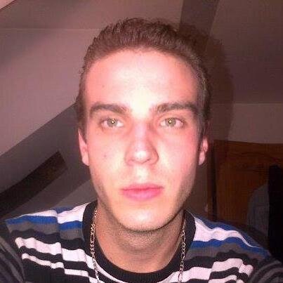 Avant de devenir quelqu'un, essaie de devenir toi même.
