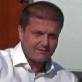 U mladosti biznismen, sada velik strani investitor u Srbiji. Trenutno na godišnjem odmoru sa prijateljima...