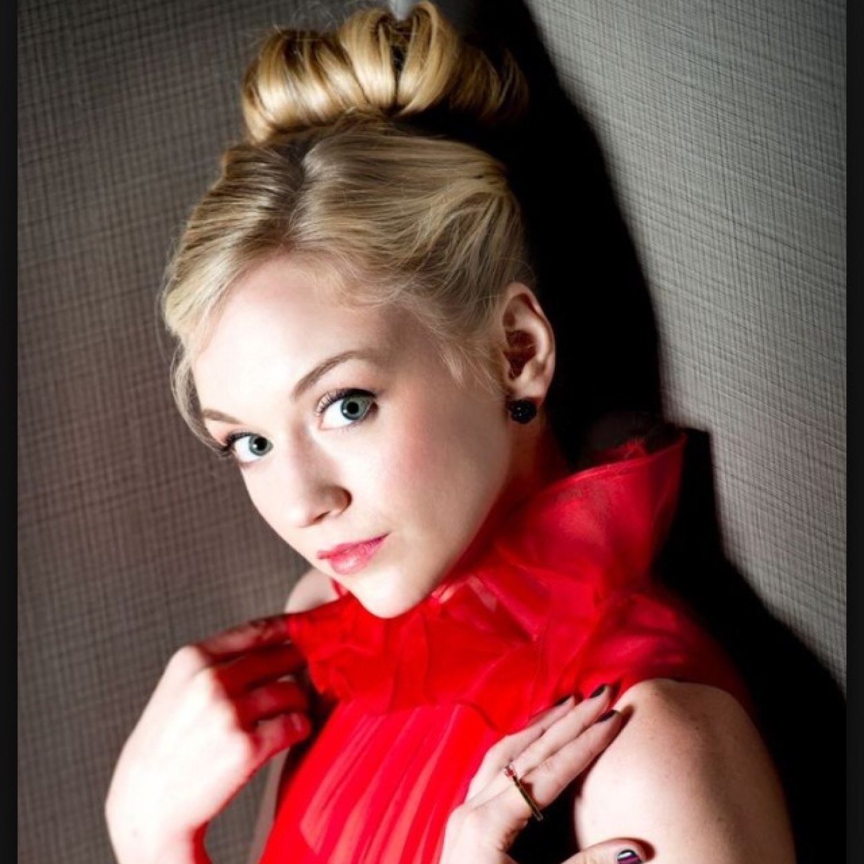Single, Hobbies: Singing, Lovin daryl. Haha and my Bff in rp and rl @dixon636 Follow me and him!!! :3 and @emmykinney is my Insparation.