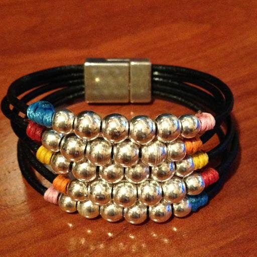 Creadora de espejos y pulseras