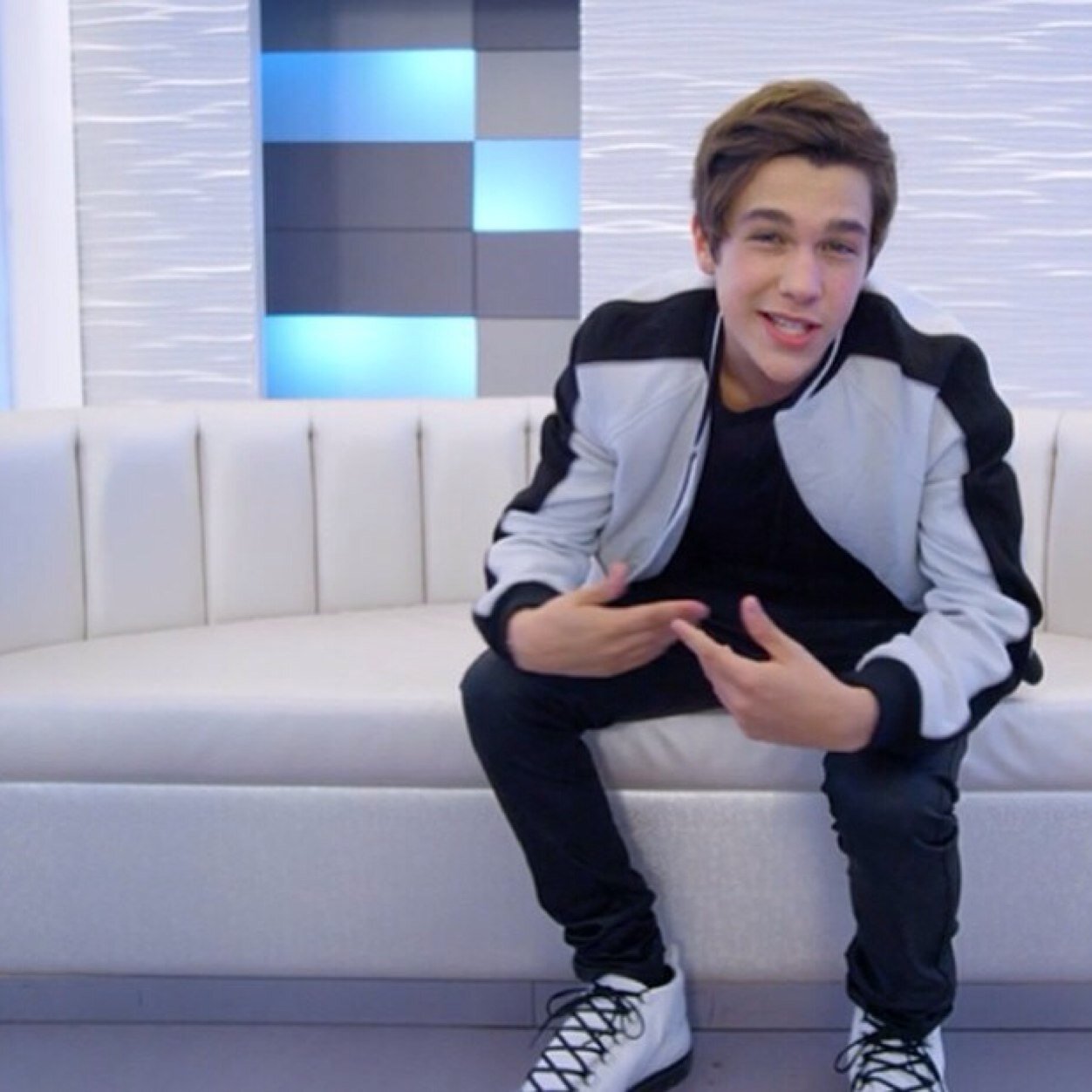 This account is to help you become @austinmahone 's next U Girl! But first follow @caitielol for more!