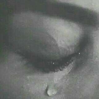 لاَ تسَالَ العَينَ إذَا بكَتَ”بلَ إسَالَ الزَمانَ ألذَيَ أبكَاهَا