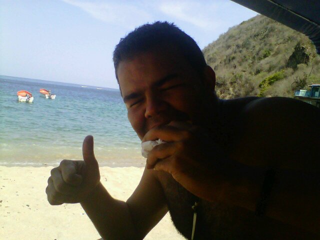 ..Me encanta la playa ...... Para mi es el mejor lugar donde pasarla excelente .. Saludos .. Disfruten de la vida que después de esta no hay otra