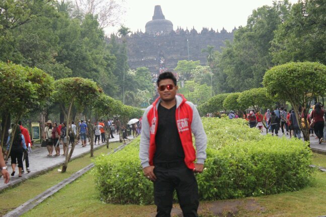 sy manusia biasa kok,tdk ada yg istimewa
