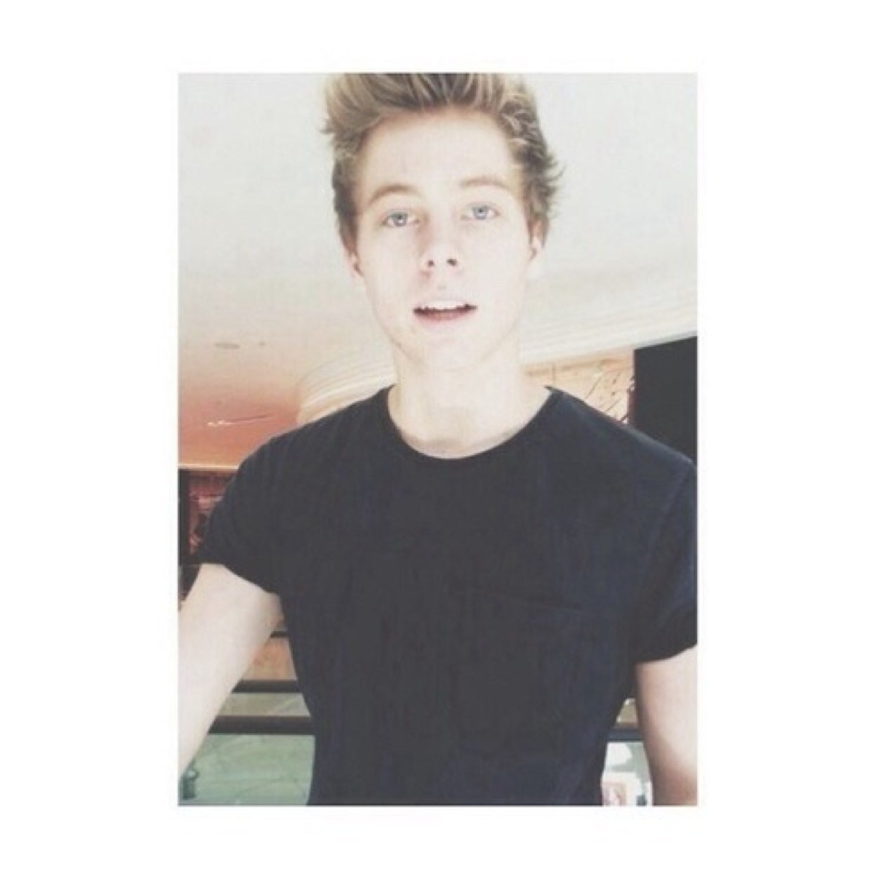 FOLLOW @In_Love_5sos BC I JUST GAVE YOU A FREE FOLLOW